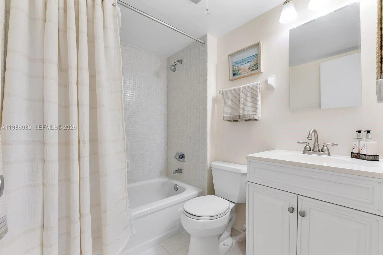 2nd Bedroom En-Suite Bath