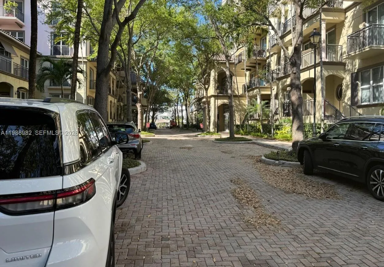 Very cozy Guests Parking area between the two buildings.