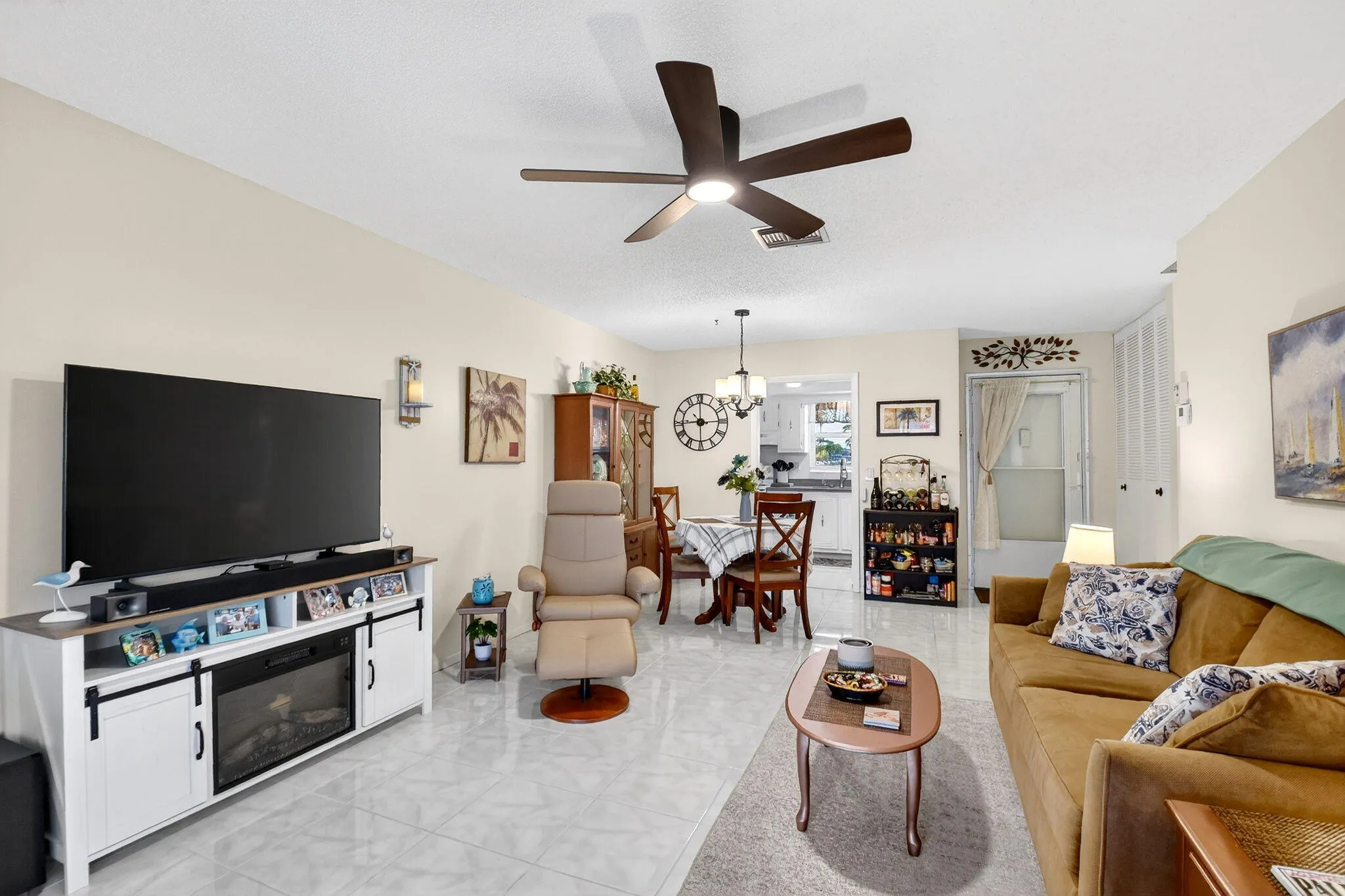 Flexable layout ideal for both relaxing & entertaining.