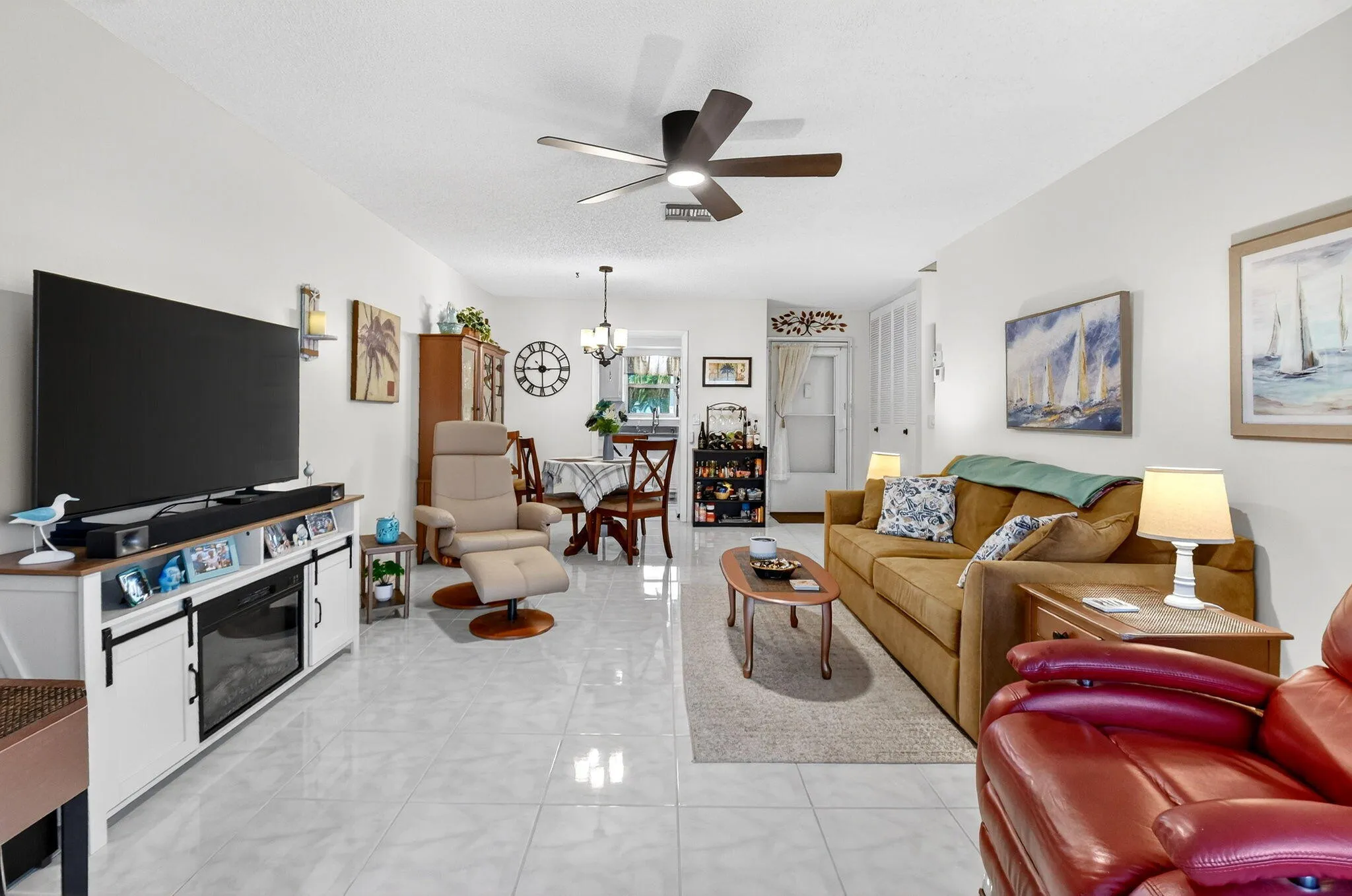 Comfortabl flow between living & dining spaces.