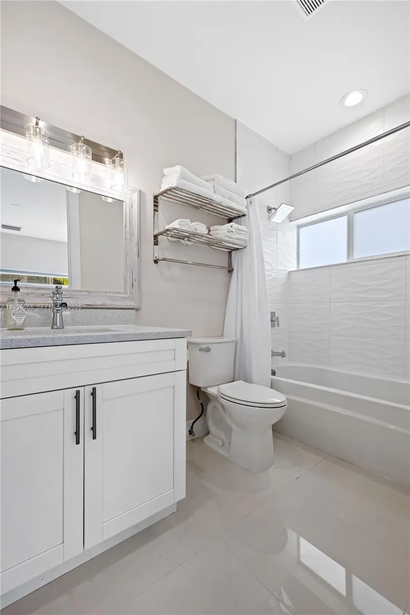 12 Adams bathroom