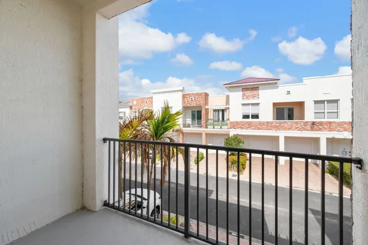 MstrBrBalcony