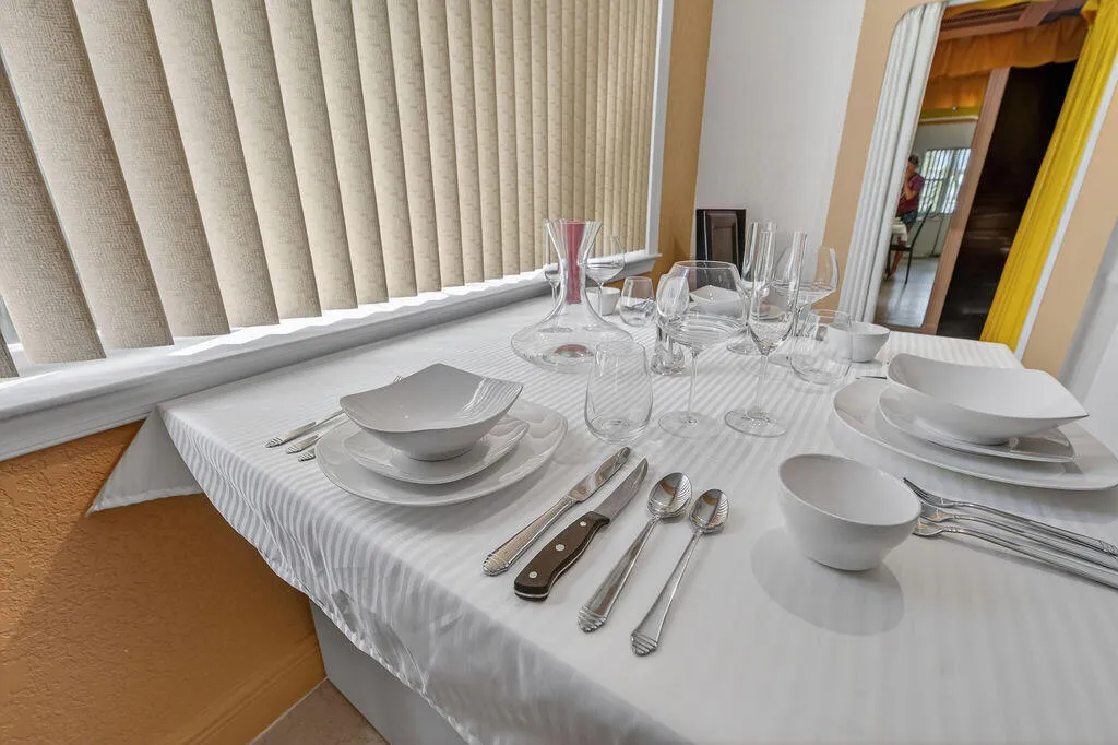 kitchen table (comes fully furnished)