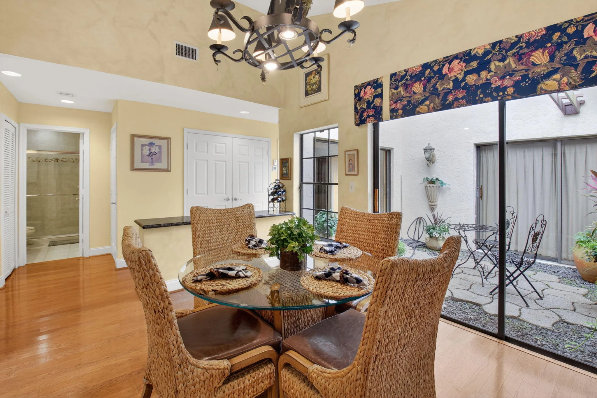 DINING AREA OVERLOOKS ATRIUM