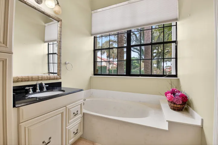 SOAKING TUB