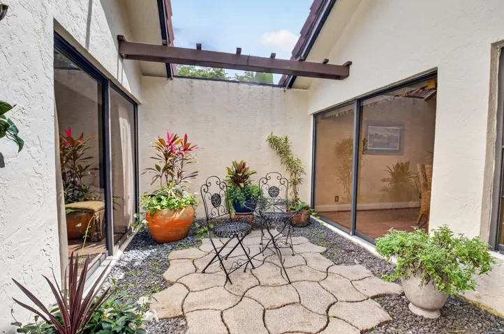 SCREENED ENCLOSED ATRIUM