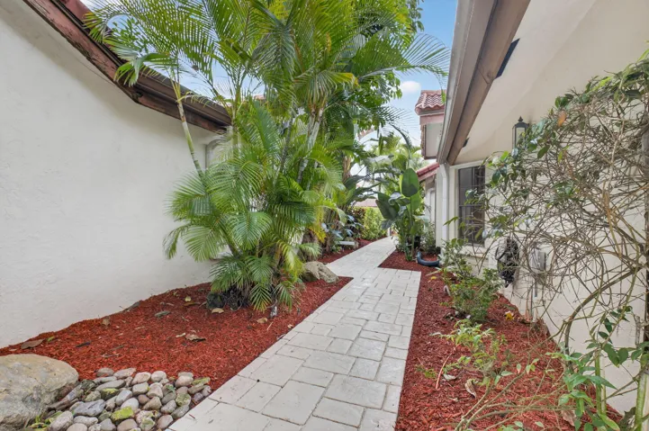 TROPICAL COURTYARD