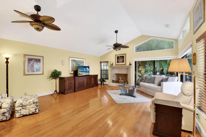 LIGHT FILLED LIVING AREA