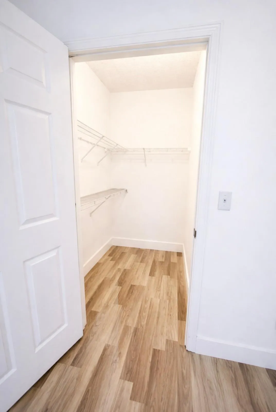 WALK IN CLOSET