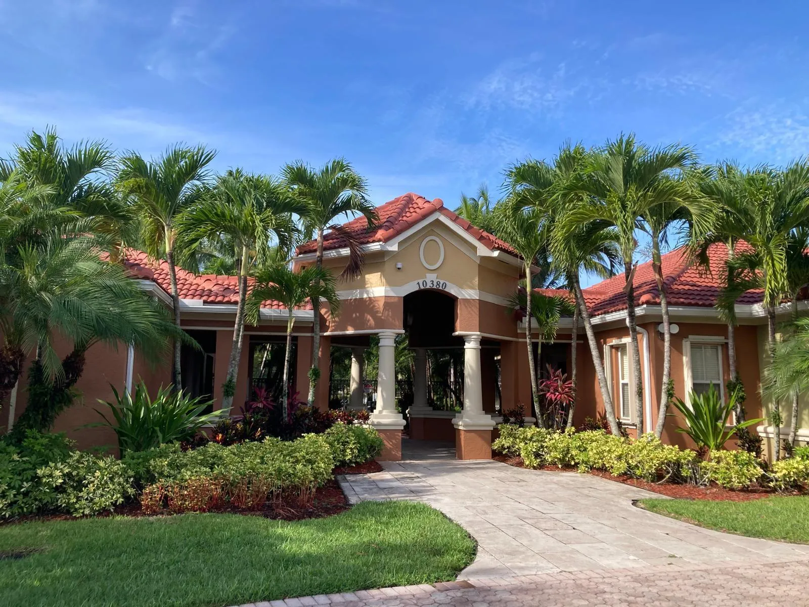CLUB HOUSE 2