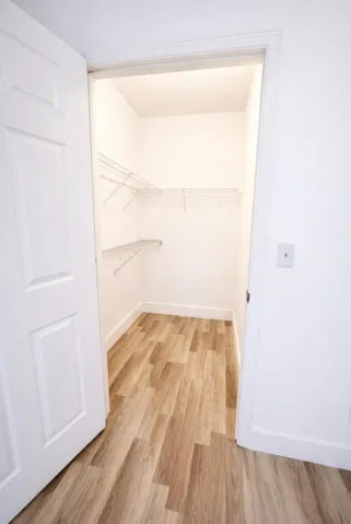 WALK IN CLOSET