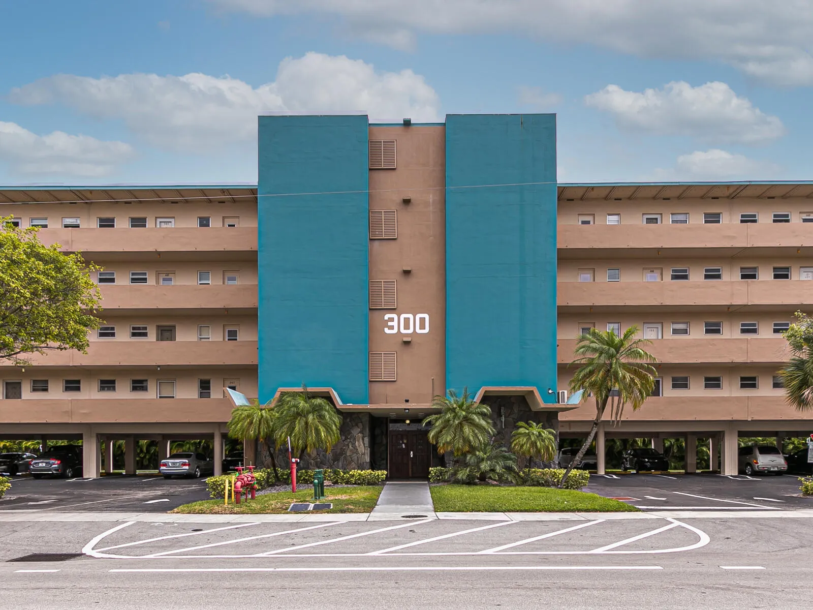 Facade 300 Bldg