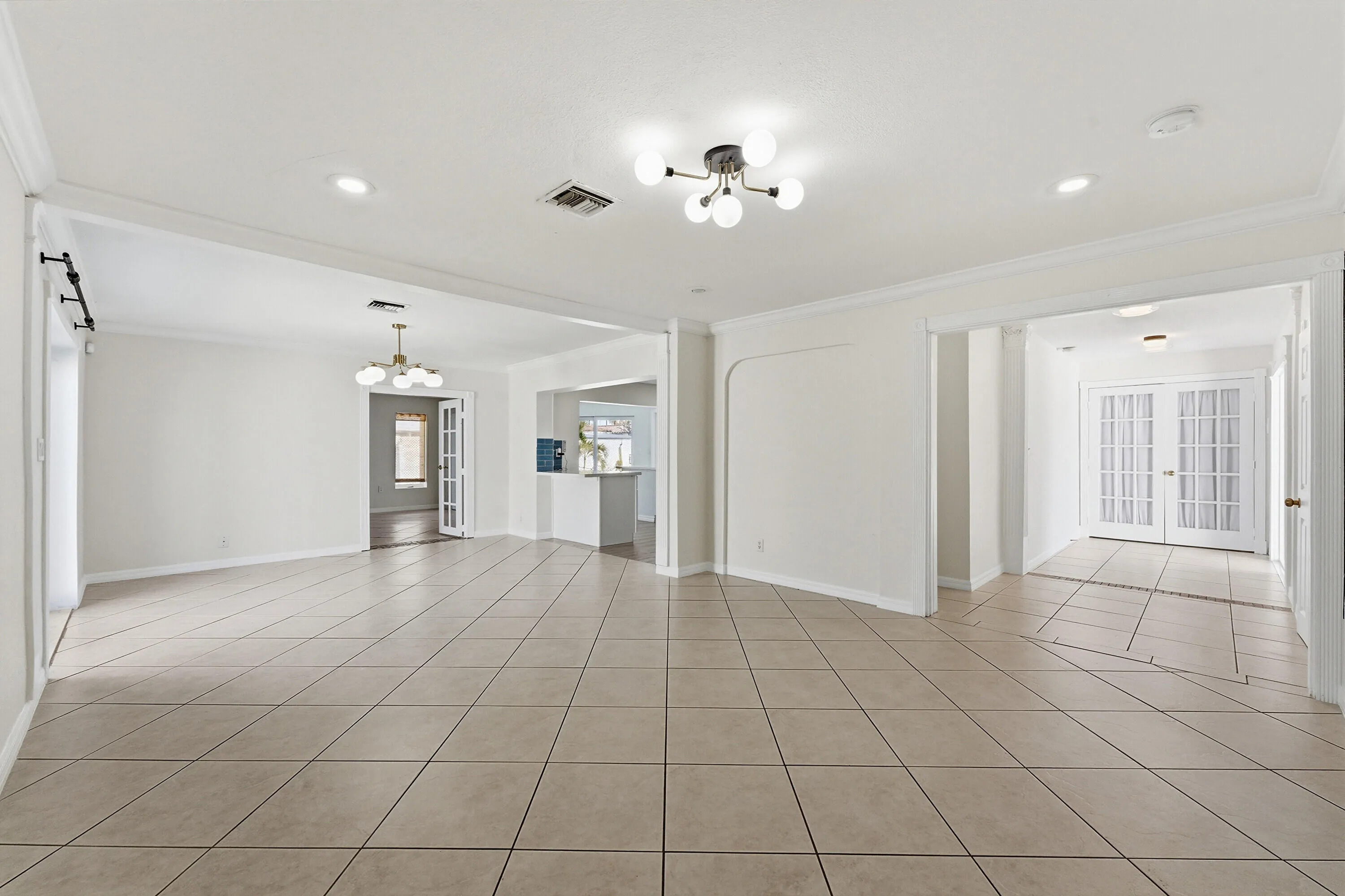 DININ/LIVING ROOM