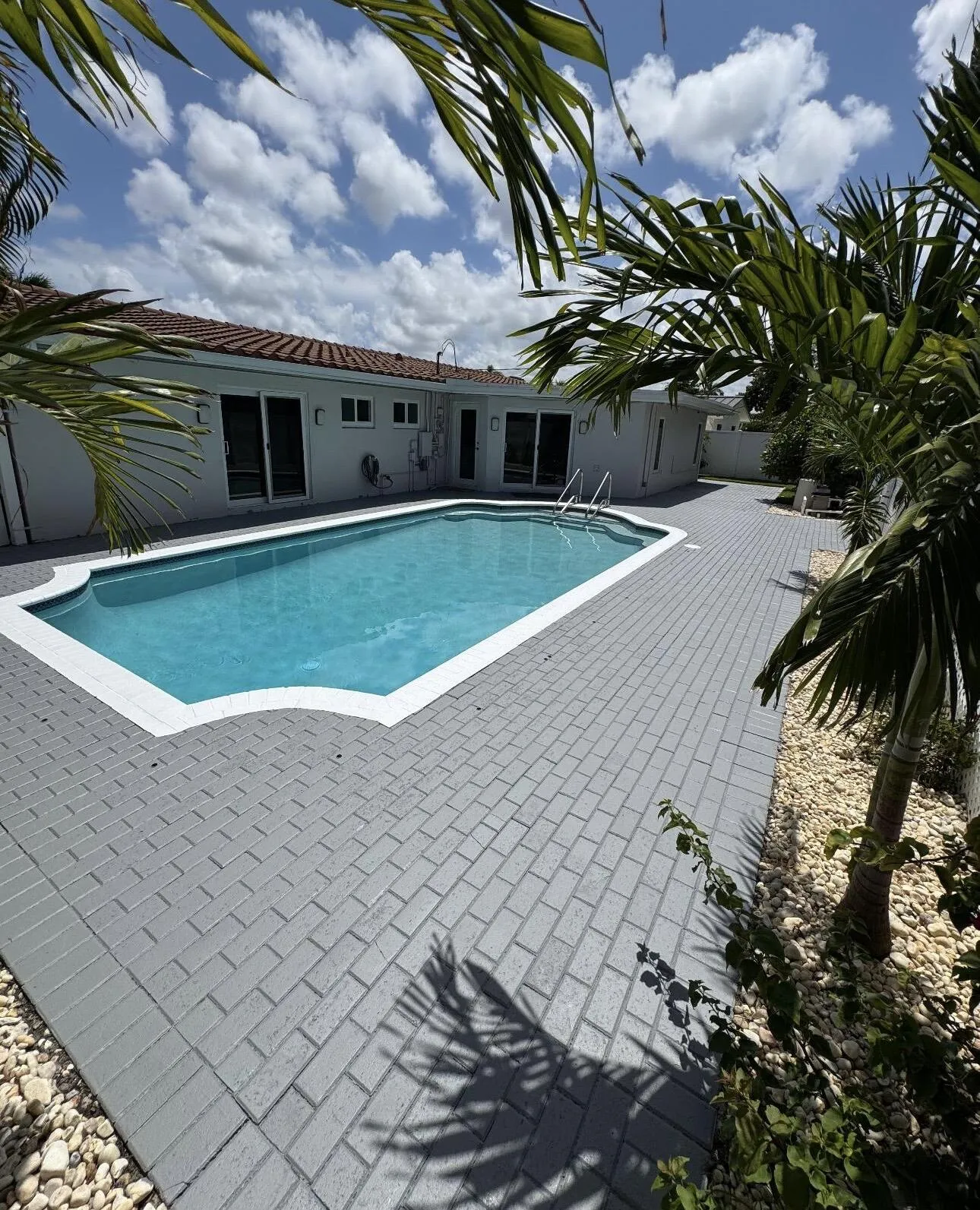 POOL/DECK