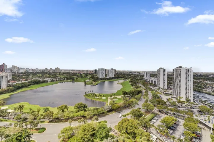 Direct golfcourse and lake views.