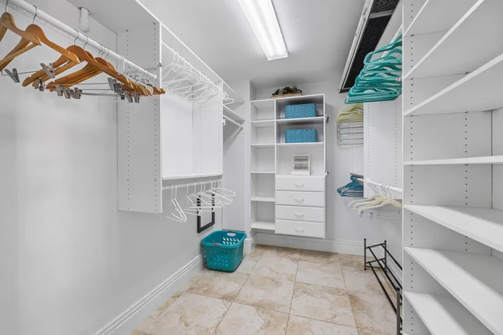 bed 1 closet