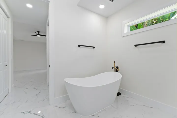 Master Soaking Tub