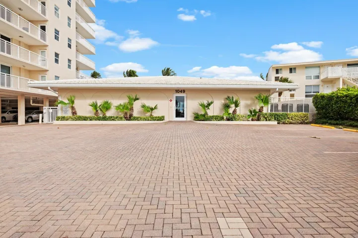 25-web-or-mls-1050-hillsboro-mile-203w