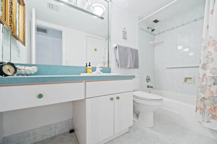 24-web-or-mls-1050-hillsboro-mile-203w