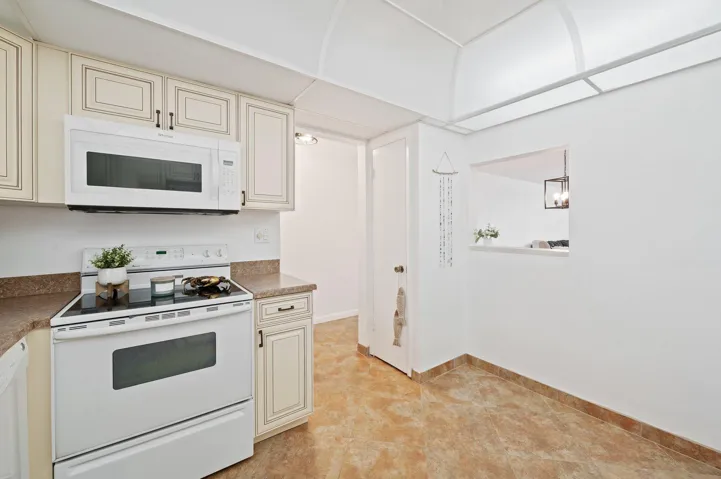 16-web-or-mls-1050-hillsboro-mile-203w