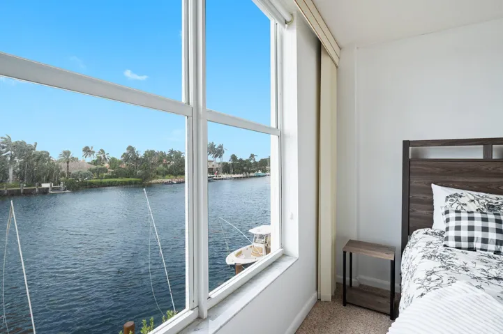 18-web-or-mls-1050-hillsboro-mile-203w