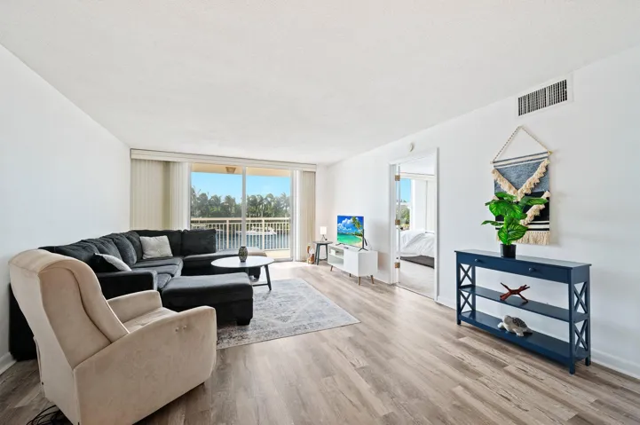 6-web-or-mls-1050-hillsboro-mile-203w