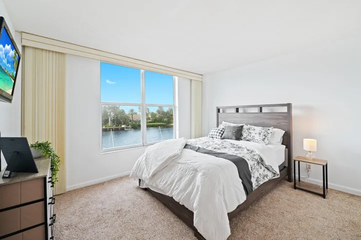 17-web-or-mls-1050-hillsboro-mile-203w