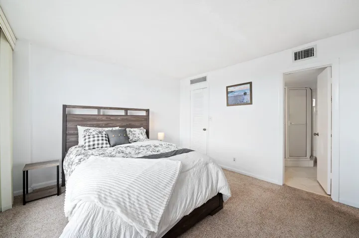 20-web-or-mls-1050-hillsboro-mile-203w