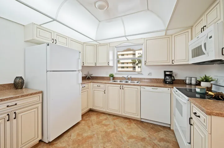 15-web-or-mls-1050-hillsboro-mile-203w