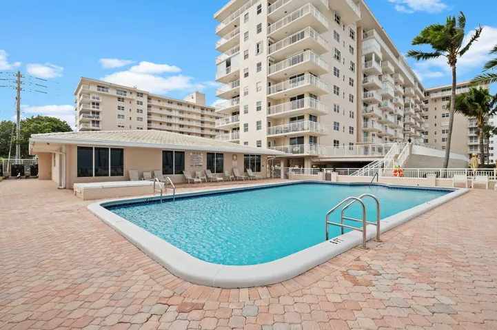 28-web-or-mls-1050-hillsboro-mile-203w