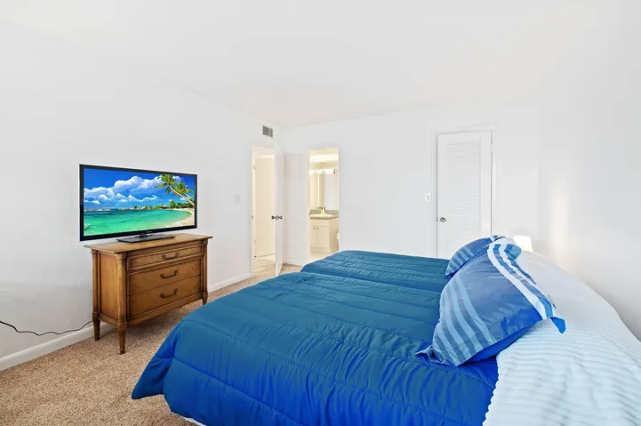 23-web-or-mls-1050-hillsboro-mile-203w
