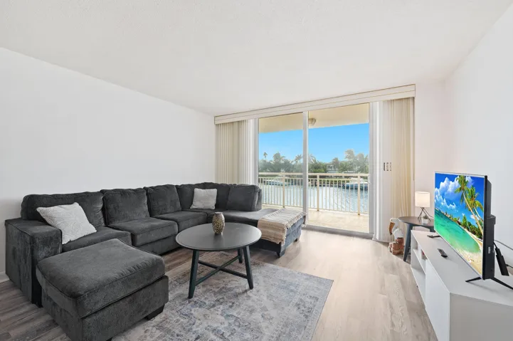 7-web-or-mls-1050-hillsboro-mile-203w