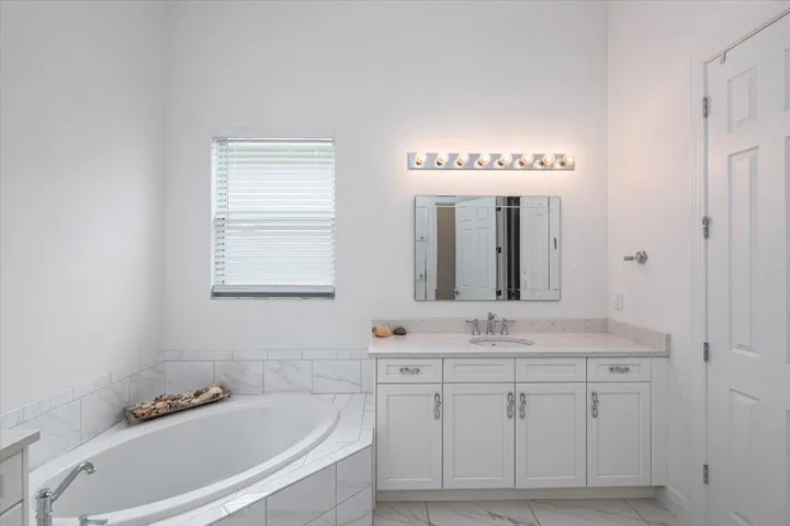 Master bathroom Tub