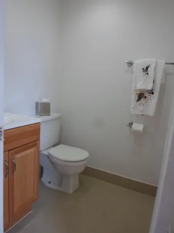 Flanders Q 786 guest bathroom