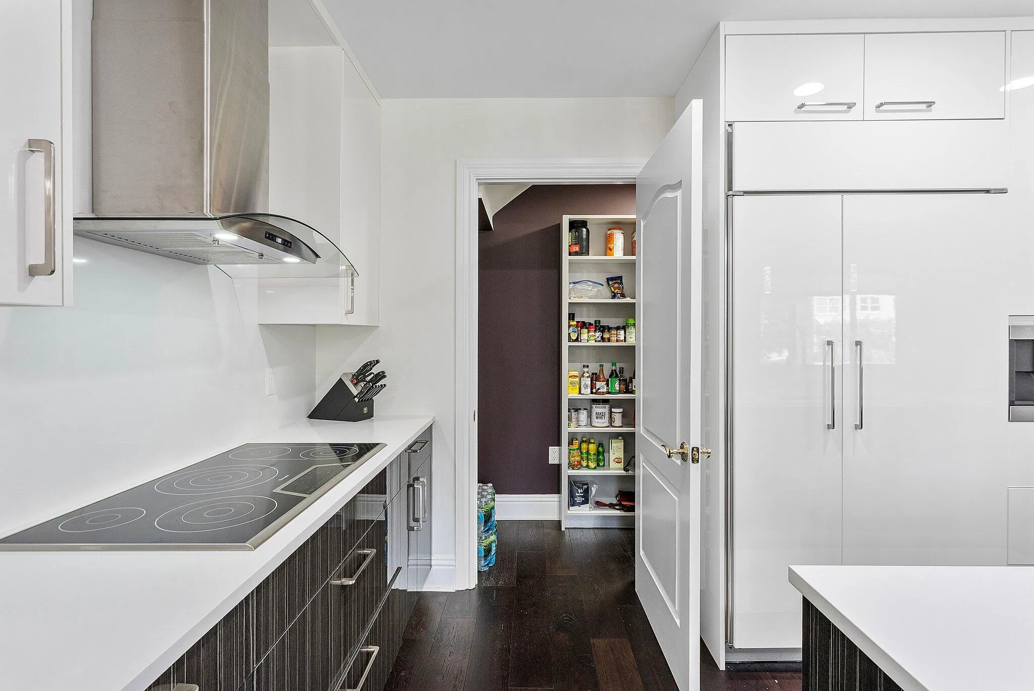 Kitchen w/Walk-in Pantry