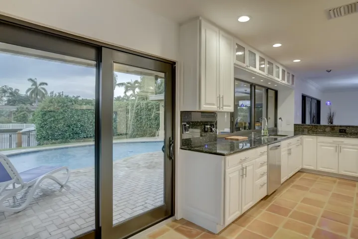 KITCHEN TO POOL