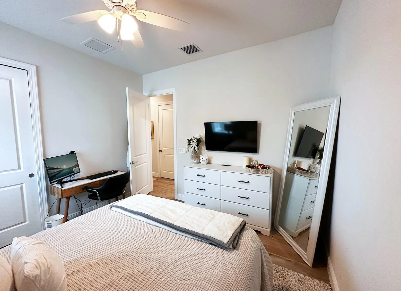 Bedroom 3 to closet