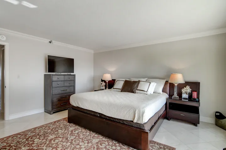 Guest King Size Bed & TV