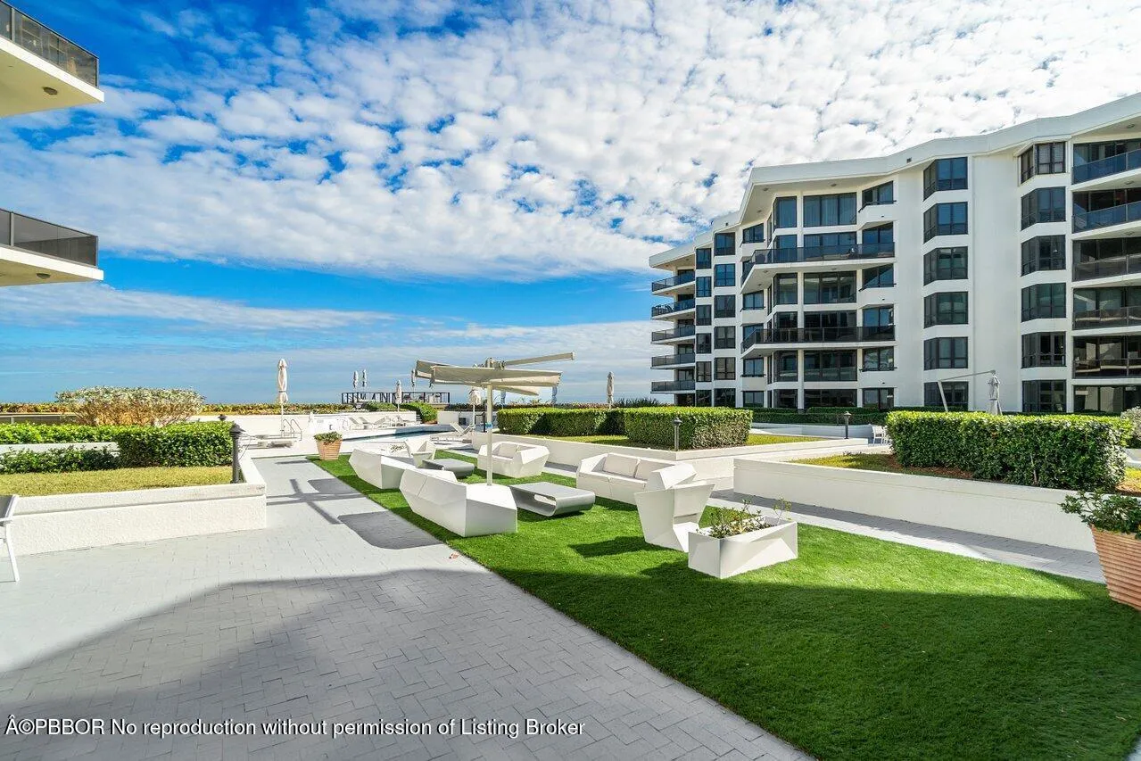 3120 POOL DECK LOUNGE AREA
