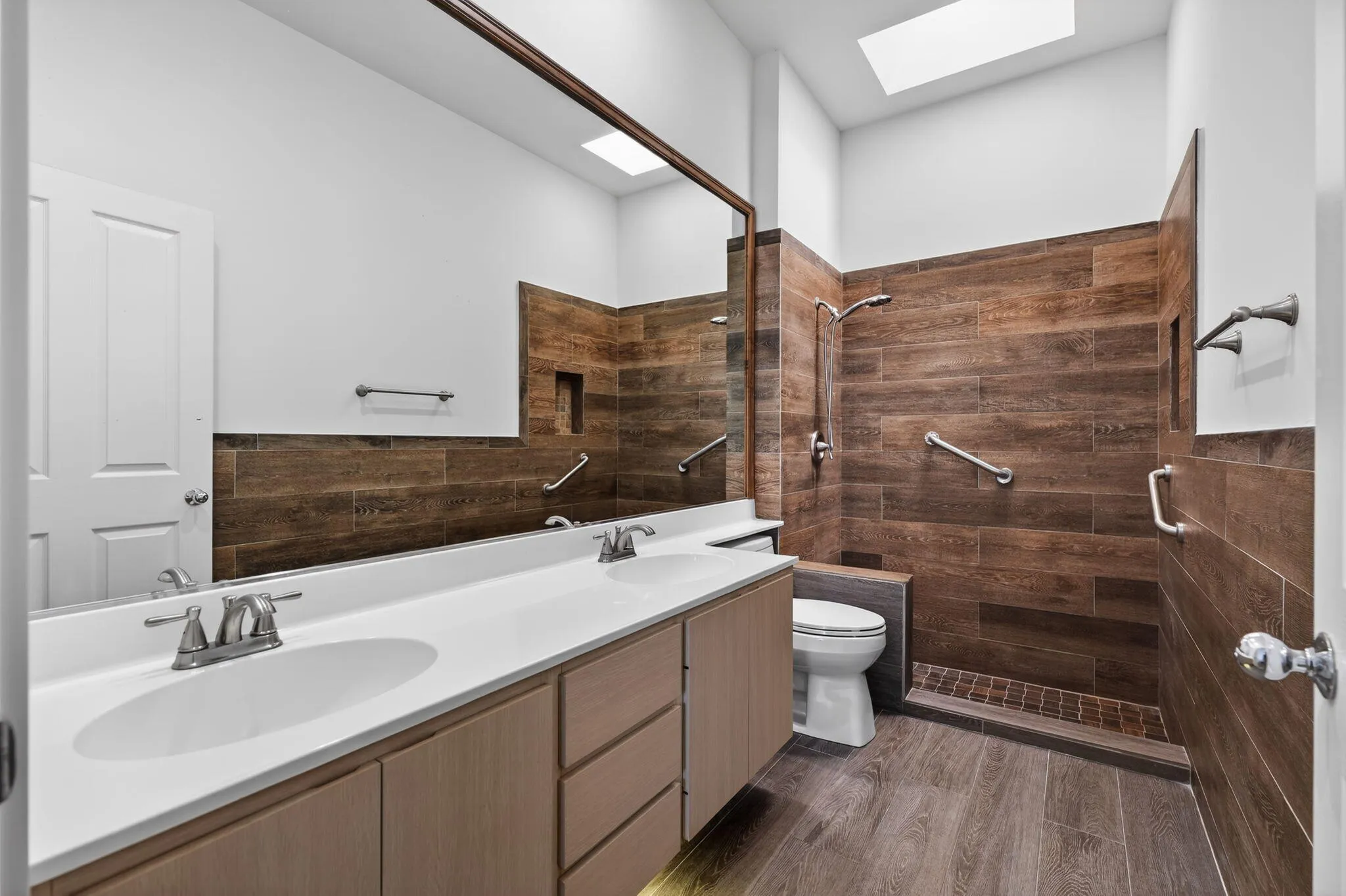 MASTER BATHROOM WITH NATURAL LIGHT