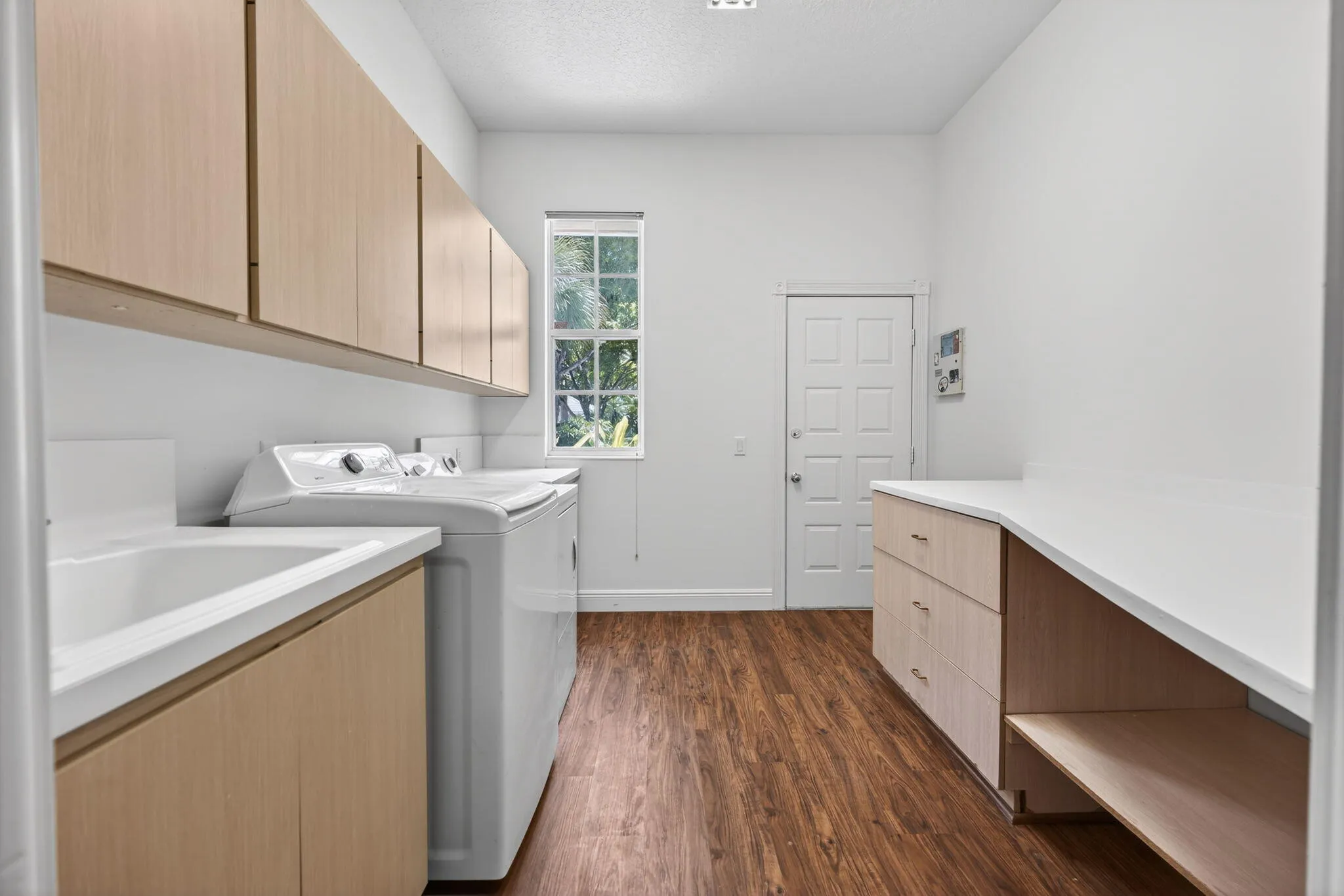 LAUNDRY ROOM GARAGE DOOR