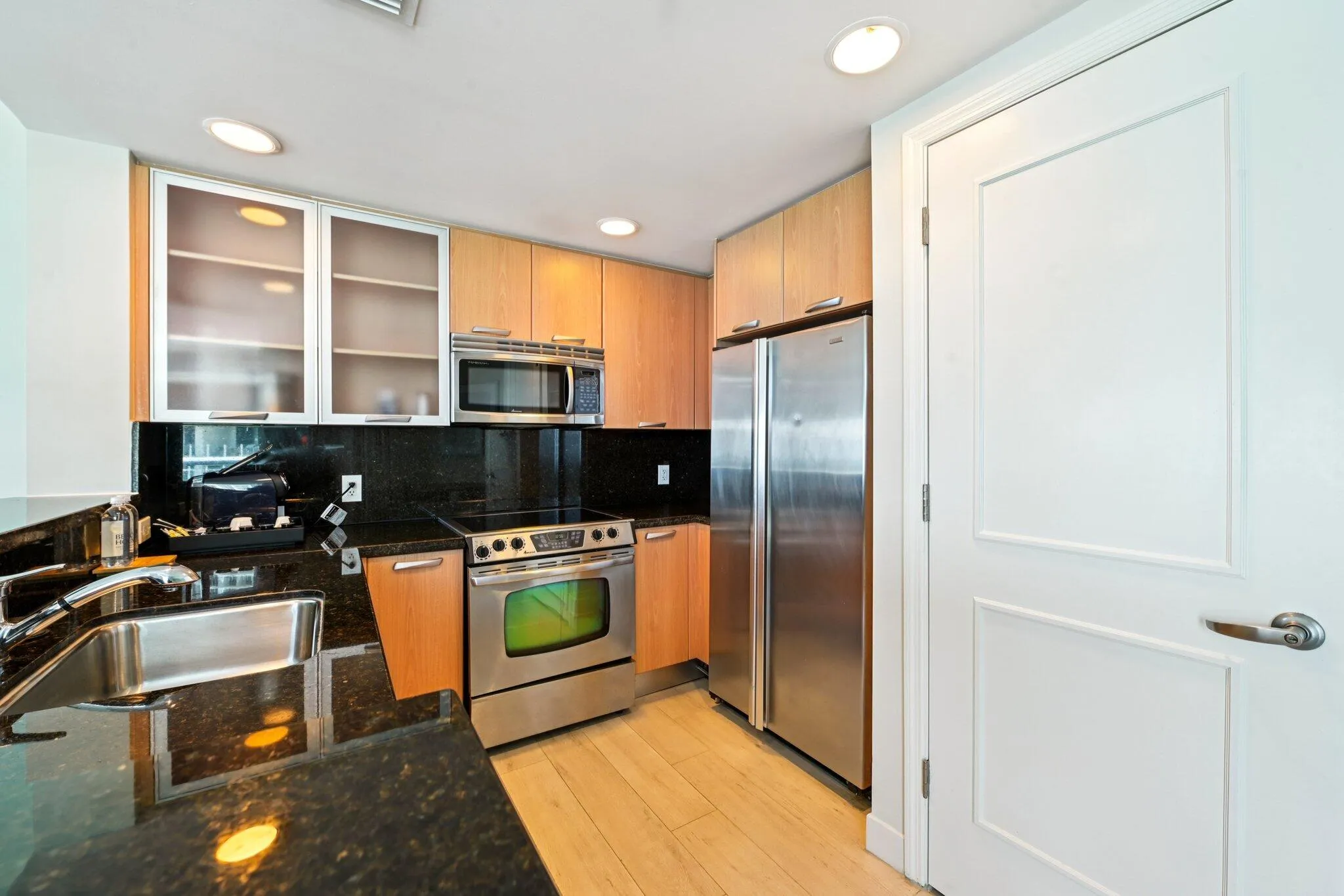 Full Kitchen w/ Wash/Dryer combo