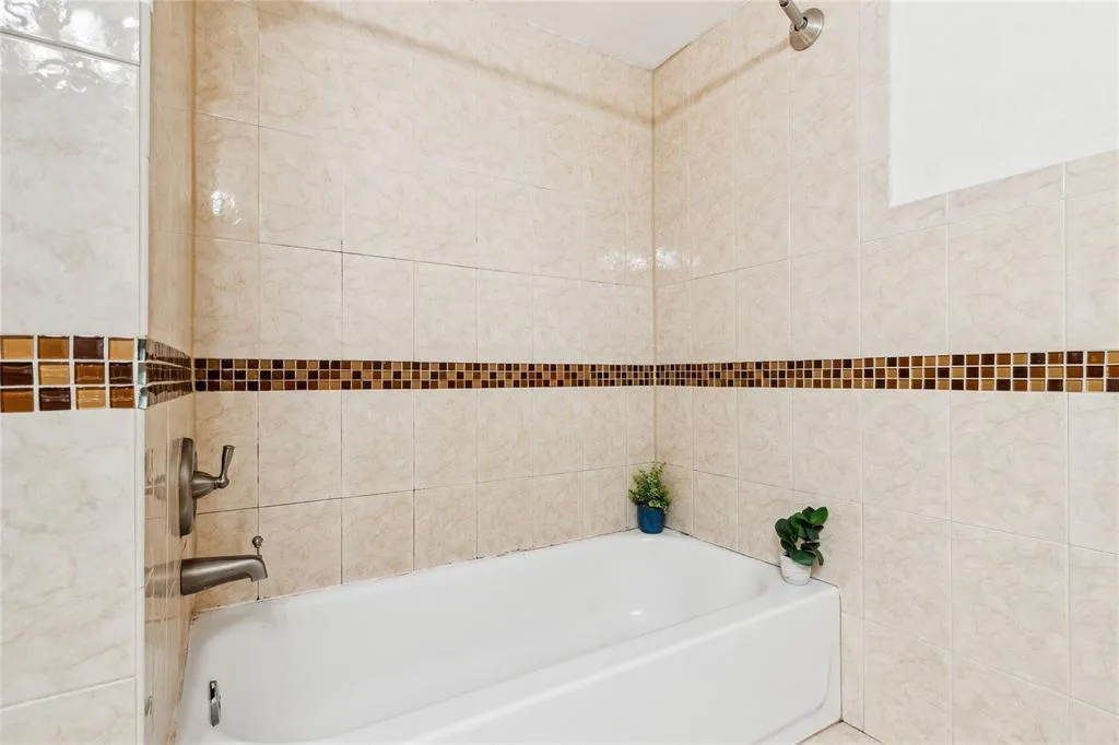 Tiled combo- tub shoers