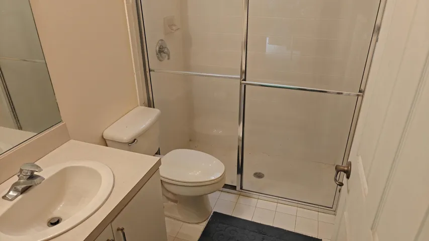 Secondary full bathroom