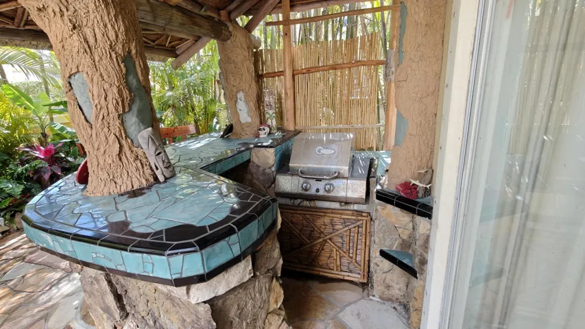 Covered patio tiki bar with bbq