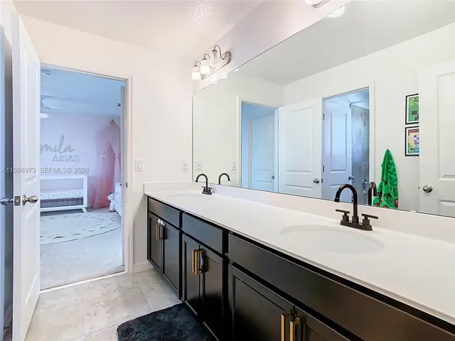 Jack & Jill Bathroom (2nd bathroom)