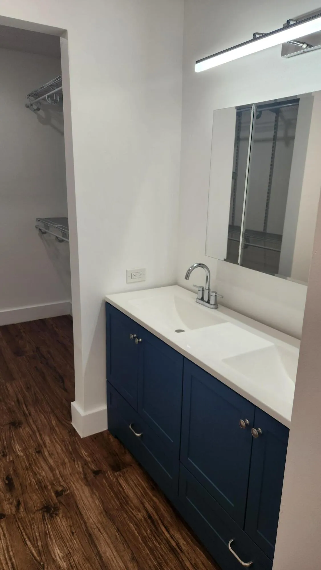 Bed 1 Dual Sinks