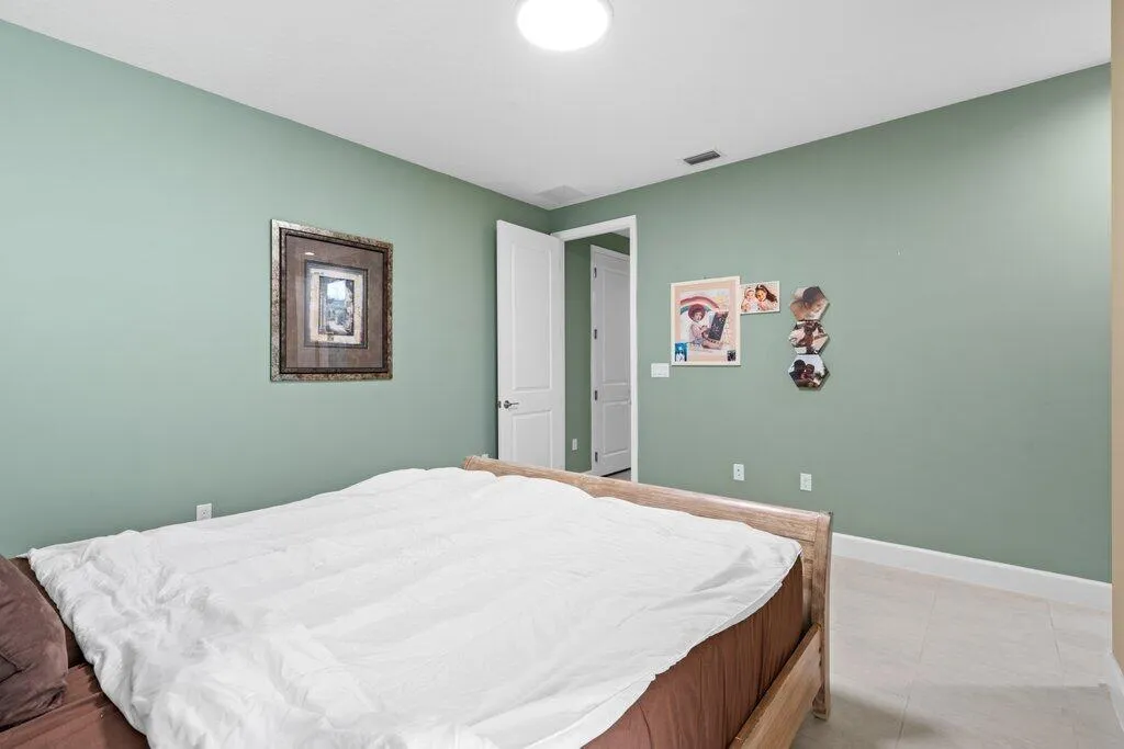 bedroom w/ Ensuitejpg-SMALL