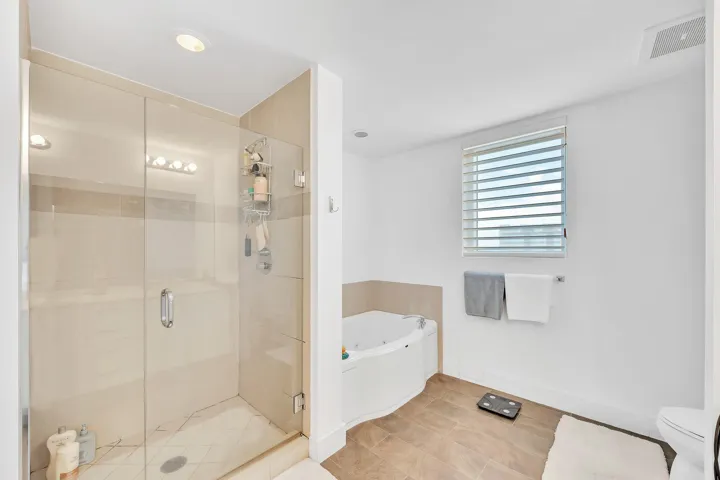 18 Primary Bathroom (2)
