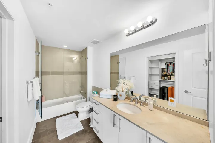 25 Guest Bathroom (1)
